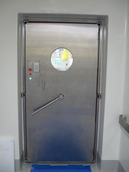 Presray D4DQA laboratory door with mechanical seals.